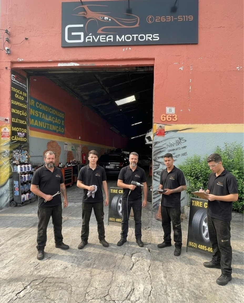 Equipe de sócios e mecânicos da Gávea Motors